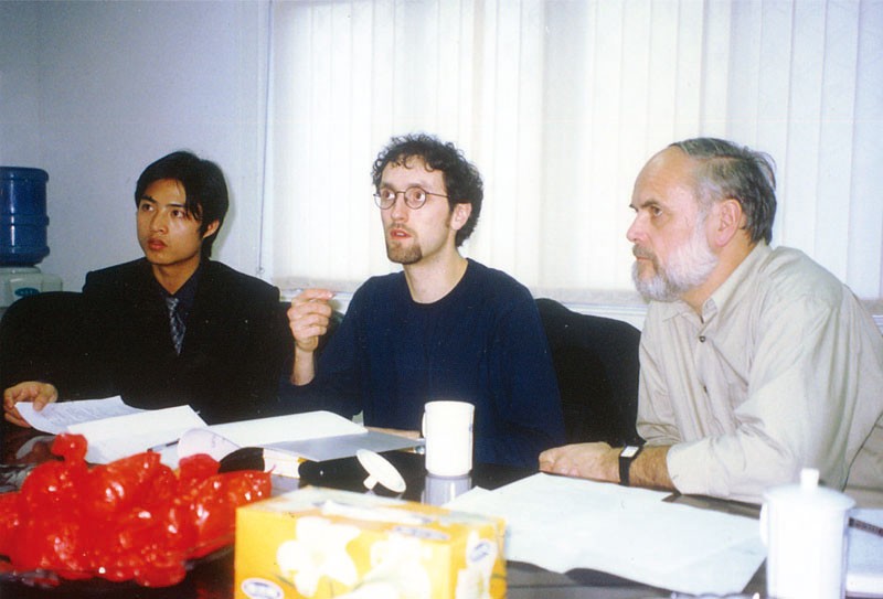 與外國(guó)專家進(jìn)行技術(shù)交流