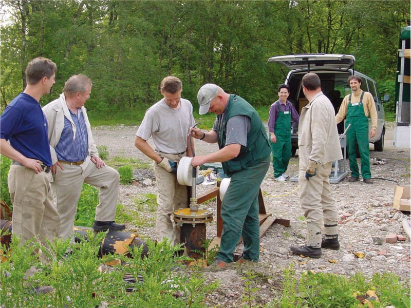 公司員工與外國(guó)專家在施工現(xiàn)場(chǎng)